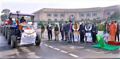 CM Yogi distributed tractors to farmers on Chaudhary Charan Singh's birth anniversary