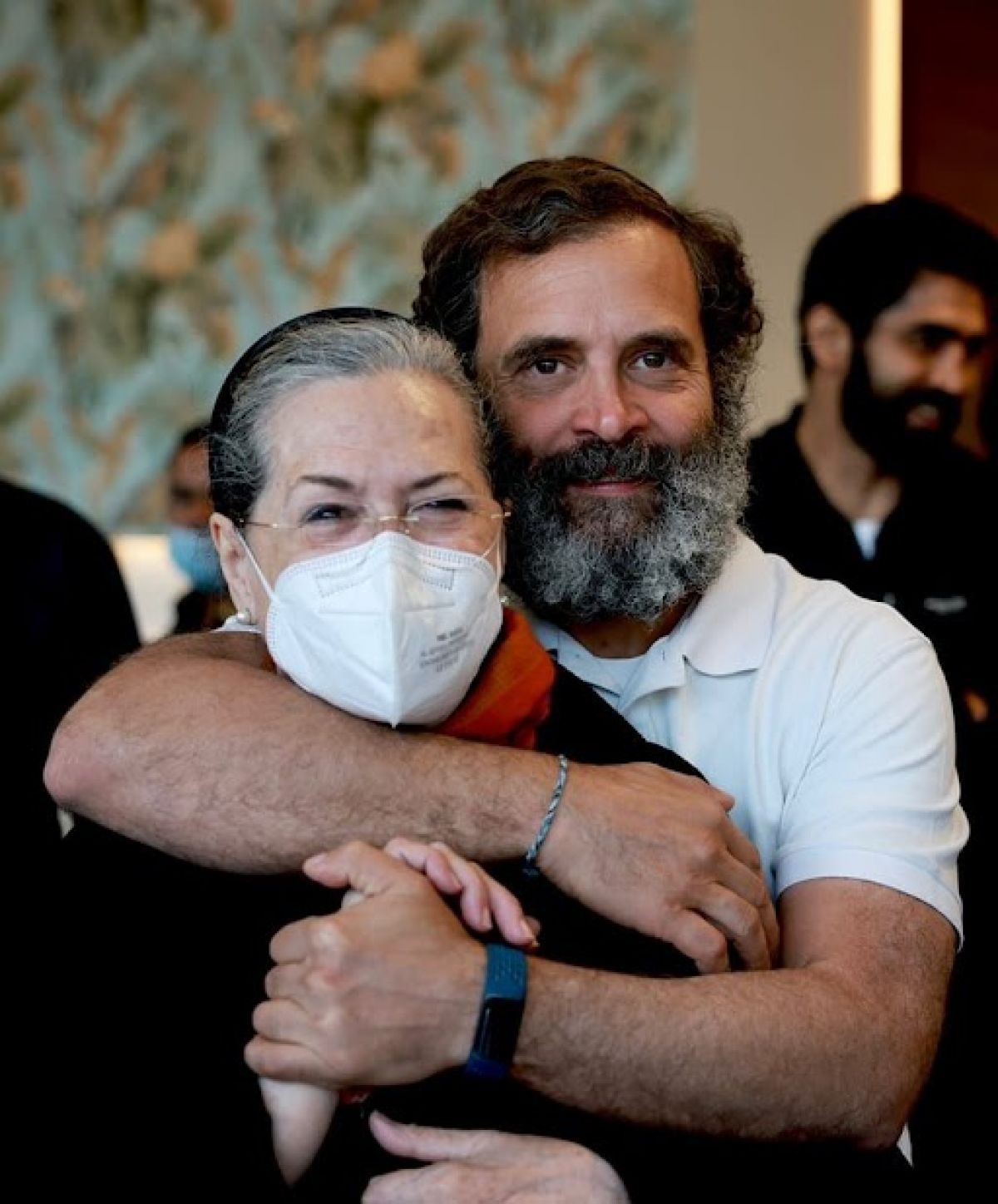 Sonia met her son Rahul after several days, love erupted in front of everyone