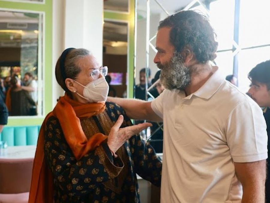 कई दिनों बाद बेटे राहुल से मिली सोनिया गाँधी, एक दूसरे को देखते ही झलक उठे आंसू