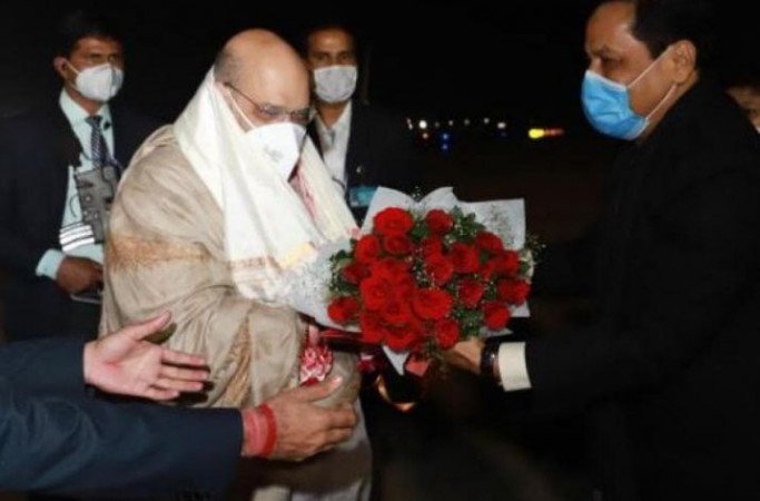 आधी रात को अचानक असम पहुंचे अमित शाह, स्वागत के लिए एयरपोर्ट पर मौजूद रहे सीएम सोनोवाल