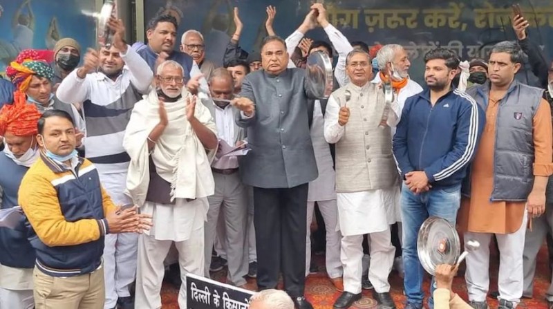 Delhi farmers protested at Arvind Kejriwal house