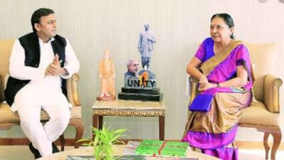 Akhilesh Yadav meets Governor Anandi Ben Patel, memorandum submitted for state law and order
