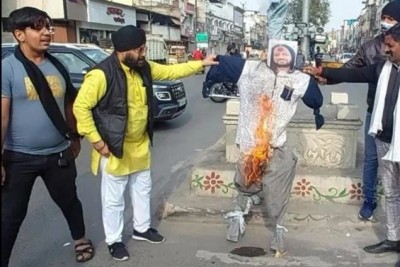 Congress burnt the effigy of Kalicharan Maharaj