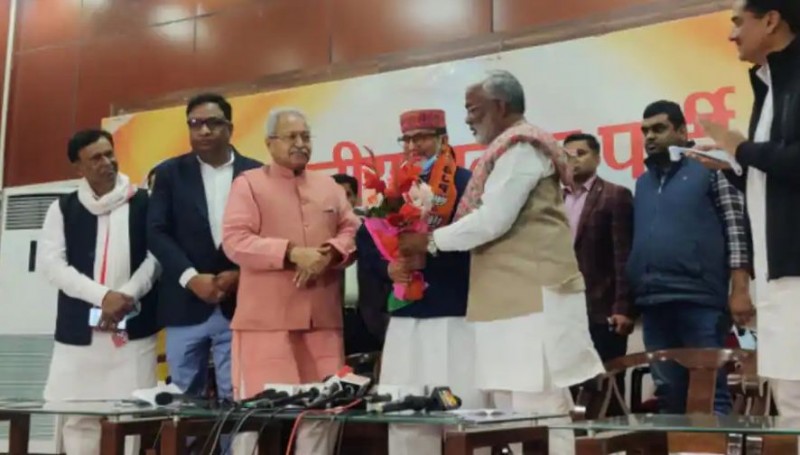Leaders close to Mulayam Singh join BJP, big blow to SP before UP elections
