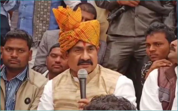 Home Minister announces suspension of Tehsildar from stage itself, know the matter