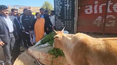 शराब दुकान के बाहर उमा भारती ने बाँधी गाय, लगाए 'शराब नहीं दूध पियो' के नारे