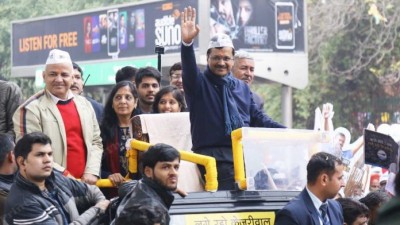 दिल्ली चुनाव: अरविंद केजरीवाल के रोड शो में फेंके आगे पर्चे, लोगों ने पुछा-  कितने पैसे मिले ?