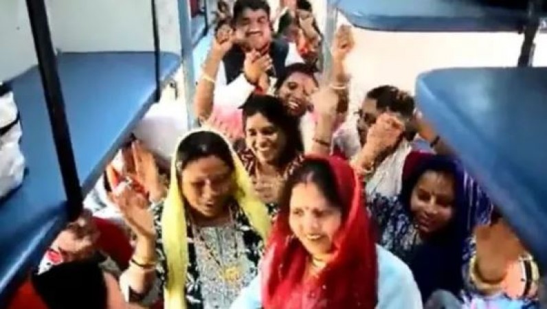 Sanjay Shukla seen singing Bhajans in train with women, Muslim journalist termed it as 'Mujra'