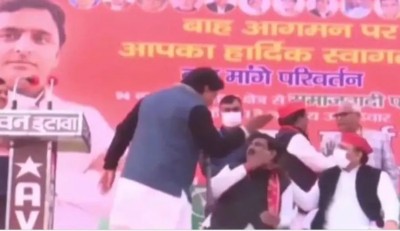 In front of Akhilesh Yadav, the SP leader showed a slap on the stage .., the party president kept on laughing ..Video