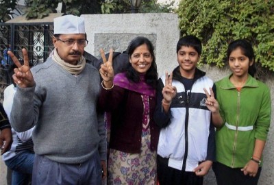 Kejriwal cast vote with entire family, appeals people to vote