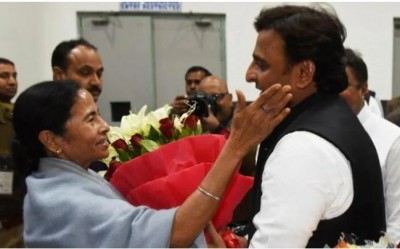 'यूपी वालों' को ममता बनर्जी ने कहा था गुंडा, अब अखिलेश कर रहे 'दीदी' का स्वागत