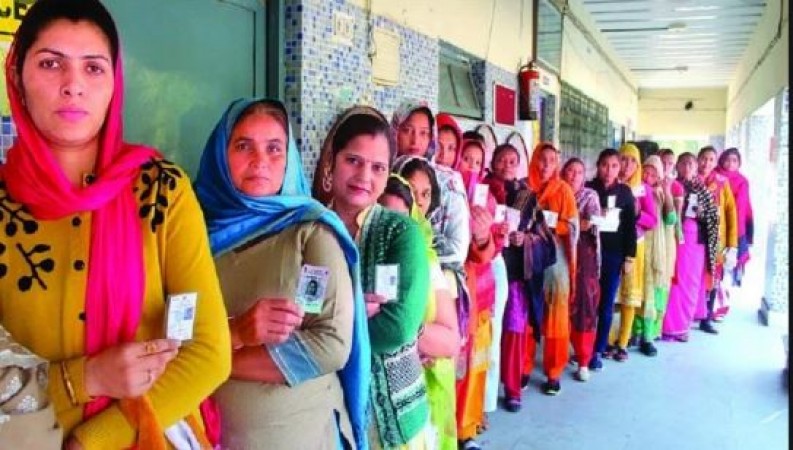 दिल्ली में आधी आबादी ने लोकतंत्र चुनाव में दिया अपना योग्यदान