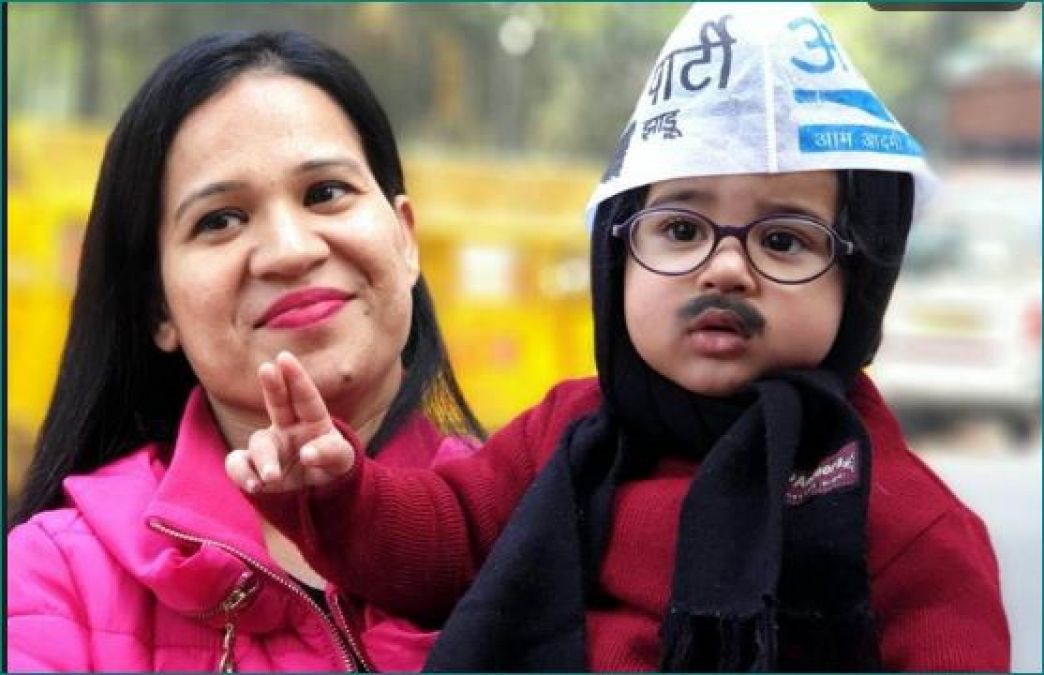 AAP की सरकार बनने के साथ वायरल हो रहा नन्हा केजरीवाल, जानिए है कौन?