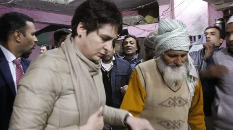 Priyanka Vadra will visit Azamgarh today to meet the victims injured in action by police