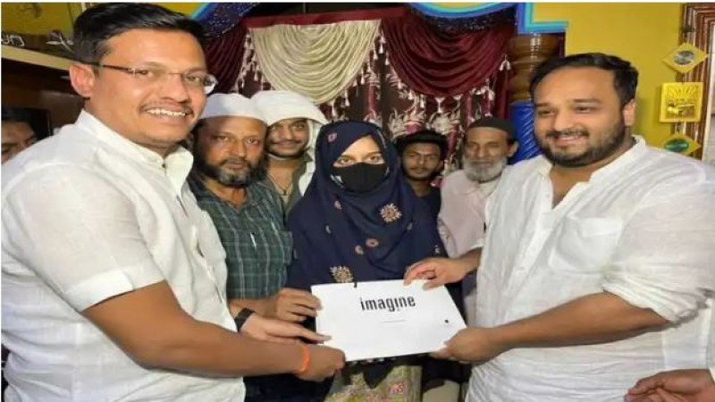 हिजाब विवाद: कर्नाटक में मजहबी नारा लगाने वाली मुस्कान खान को कांग्रेस MLA ने दिया Iphone और स्मार्टवॉच