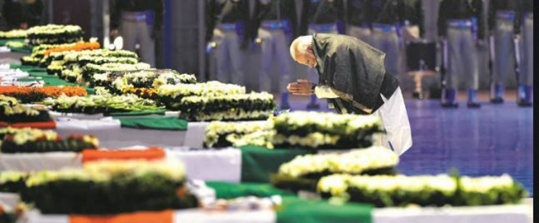 PM मोदी से लेकर अमित शाह तक ने किया पुलवामा के शहीदों को नमन