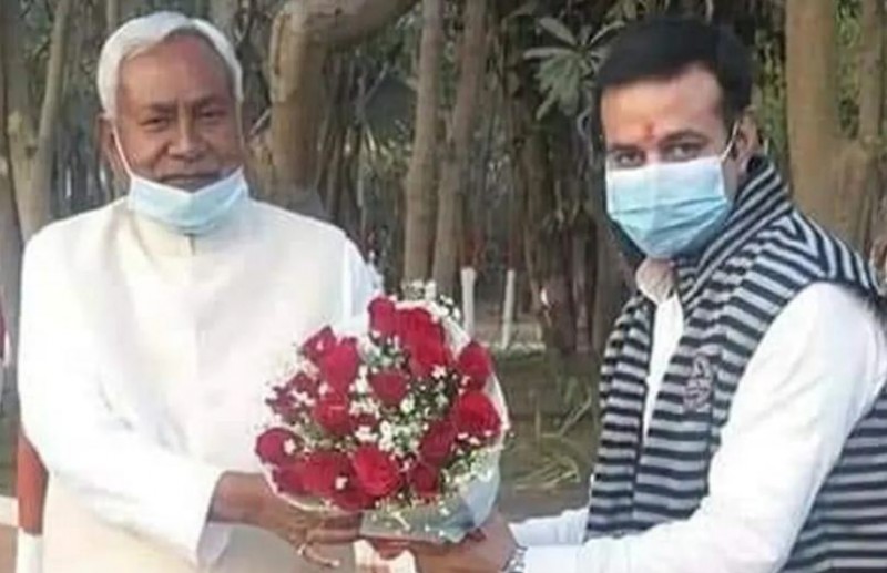 नितीश कुमार से मिले चिराग की 'लोजपा' के सांसद, सियासी हलकों में कयासबाजी शुरू