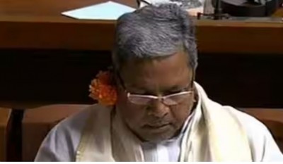 कर्नाटक में कांग्रेस का अनोखा विरोध, कान में 'फूल' लगाकर विधानसभा पहुंचे नेता