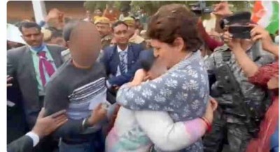 Kanpur: Priyanka hugs woman during road show, know why?