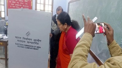 Kanpur Mayor shared photo while casting vote, complaint will be filed