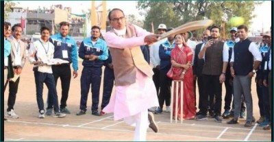 CM Shivraj arrives in cricket tournament, blow everyone's senses by his batting
