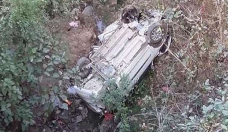J&K: Unbalanced Tata Sumo falls into ditch, nine passengers died