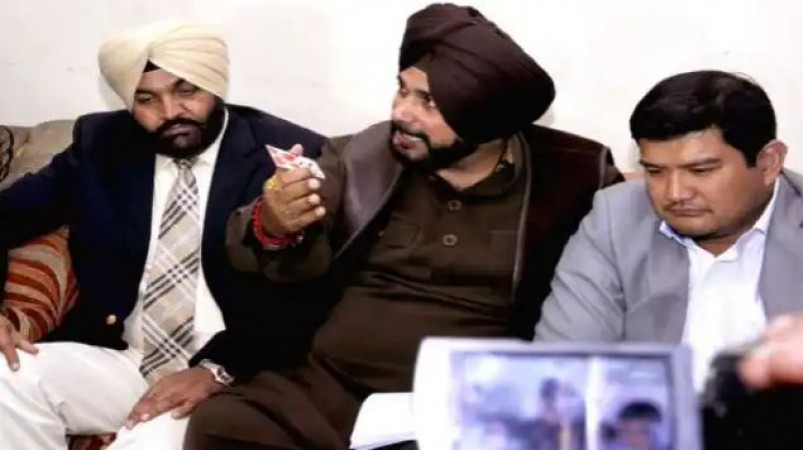 Infighting in Punjab Congress does not stop even after voting, MP opens front against Sidhu