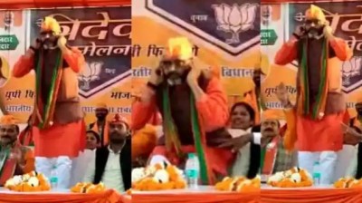 BJP leader Bhupesh Choubey, holding his ears on a full stage, started doing sit-ups, apologized to the public