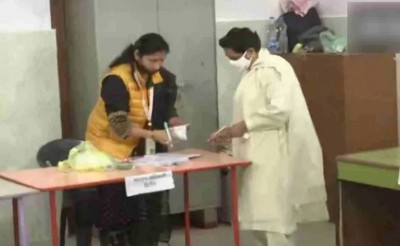 यूपी चुनाव: मायावती ने किया मतदान, बोलीं - सपा को वोट नहीं देंगे मुसलमान