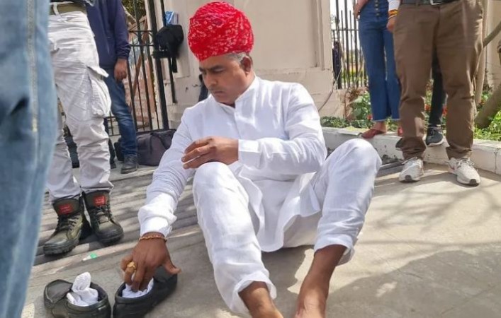 राजस्थान बजट में पूरी नहीं हुई मांग, तो कांग्रेस विधायक ने मीडिया के सामने ही उतारे जूते और..