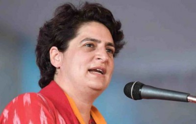 UP elections: Priyanka Gandhi shows strength in road show, people shower flowers
