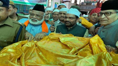 पीएम मोदी की चादर लेकर अजमेर पहुंचे मुख़्तार नकवी, देश में अमन-चैन के लिए मांगी दुआ
