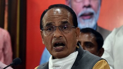 CM Shivraj OPEN warning to commissioner during Employment Day programme