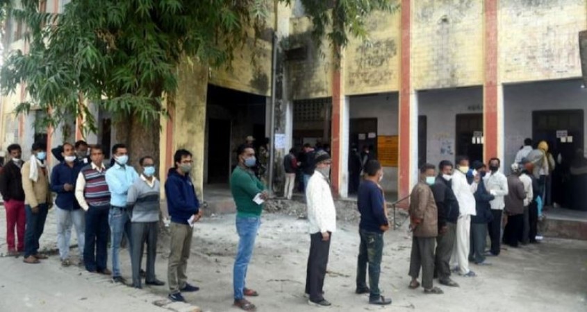 'राजा भैया' के इलाके में हुई फर्जी वोटिंग! सपा ने चुनाव आयोग से की शिकायत