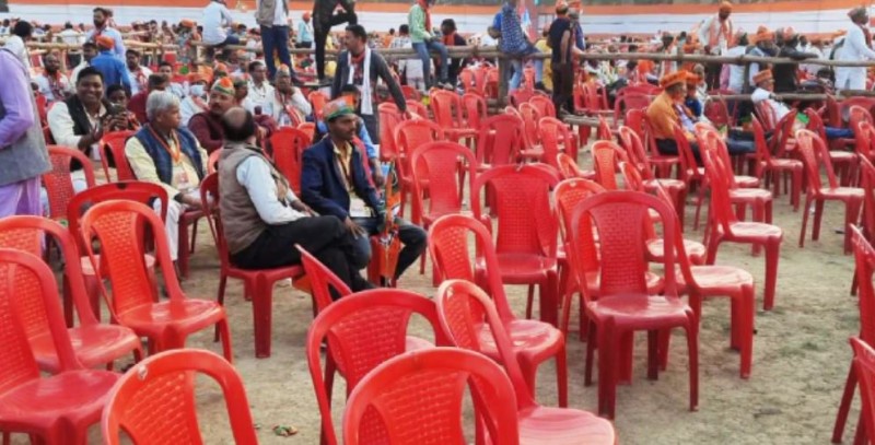 आखिर ऐसा क्या हुआ कि PM मोदी के भाषण के बीच खाली हो गईं सैकड़ों कुर्सियां?