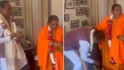 उमा भारती ने फूलों की बारिश से किया शिवराज सिंह का स्वागत, CM ने पैर छूकर लिया जीत का आशीर्वाद