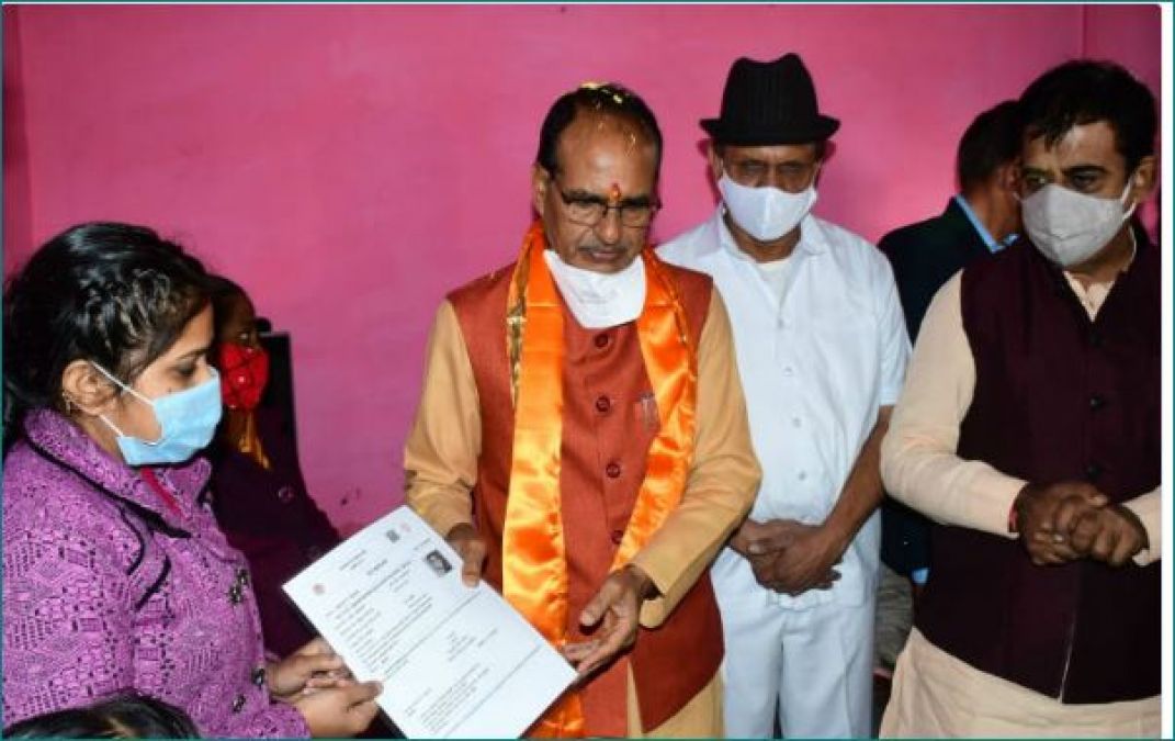 CM Shivraj arrives with gifts between children and women on new year