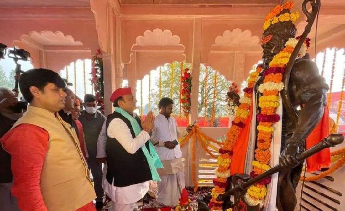 पहले 'चिलमजीवी' कहा अब 'परशुराम' का फरसा उठाया.., क्या यूपी के ब्राह्मणों को रिझा पाएंगे अखिलेश ?