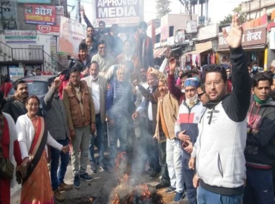 There was a ruckus in Uttarakhand over the lapse in PM's security, the workers of Congress and BJYM clashed with each other