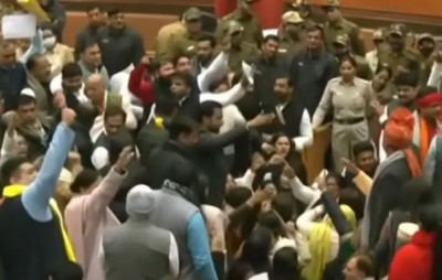 VIDEO: Heavy uproar before mayoral election in Delhi, scuffle between councilors