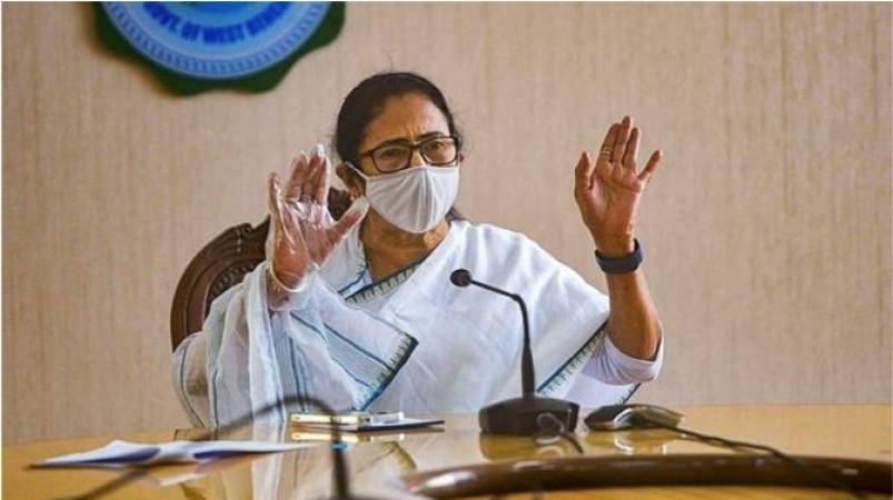'Hit my car with sticks, asked me to leave', Mamata Banerjee's allegation on those showing black flags