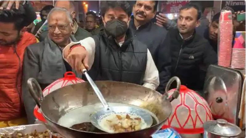 Scindia seen frying Bhajia, video went viral on social media