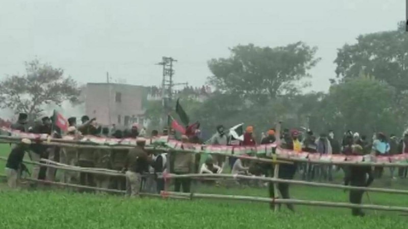 Protesting farmers show Harayana CM Khattar black flags