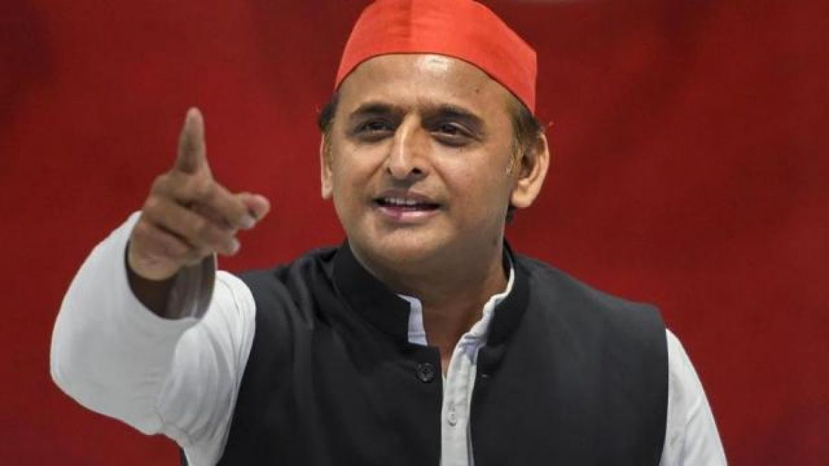 Akhilesh Yadav stops doctors to speak says, 'You are a small employee...'
