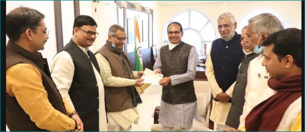 MP CM Shivraj Singh Chouhan given cheque of Rs 1 lakh for construction of Ram Mandir