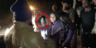 BJP woman leader beats up police officer with slippers, watch VIDEO