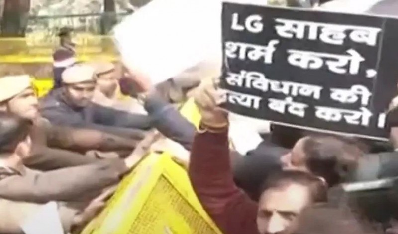 दिल्ली में झुग्गियां तोड़ने के नोटिस पर भड़की AAP, कहा- भाजपा सांसद का करेंगे घेराव
