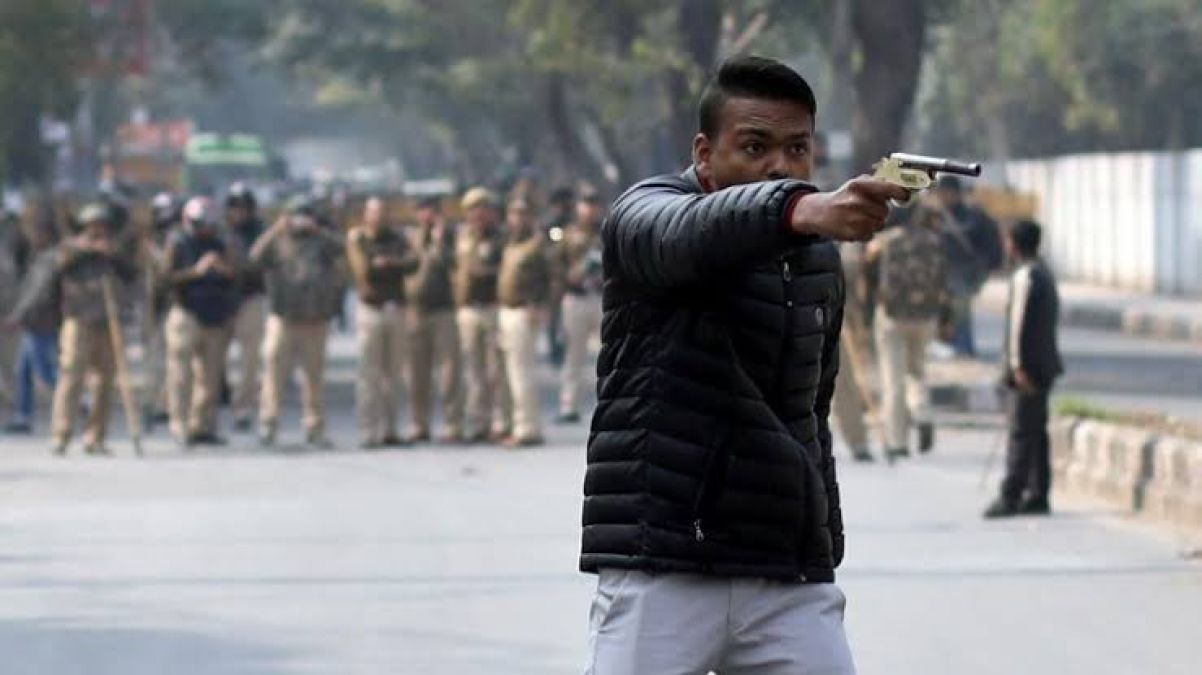 Massive crowd gathered at police headquarters against Jamia firing