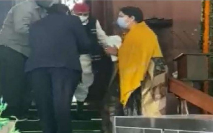 When BJP MP Smriti Irani touched Mulayam Singh's feet, video went viral on social media