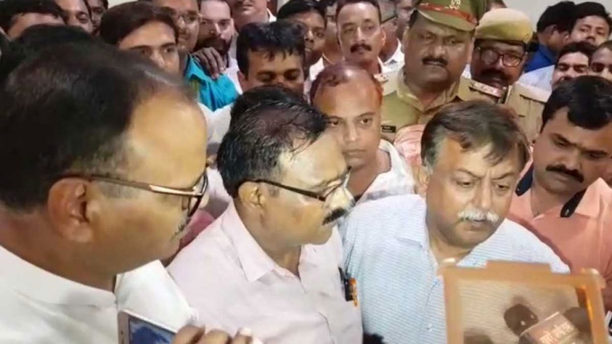 Ruckus of secretariat personnel in front of CM Yogi's office, accusations levelled against police